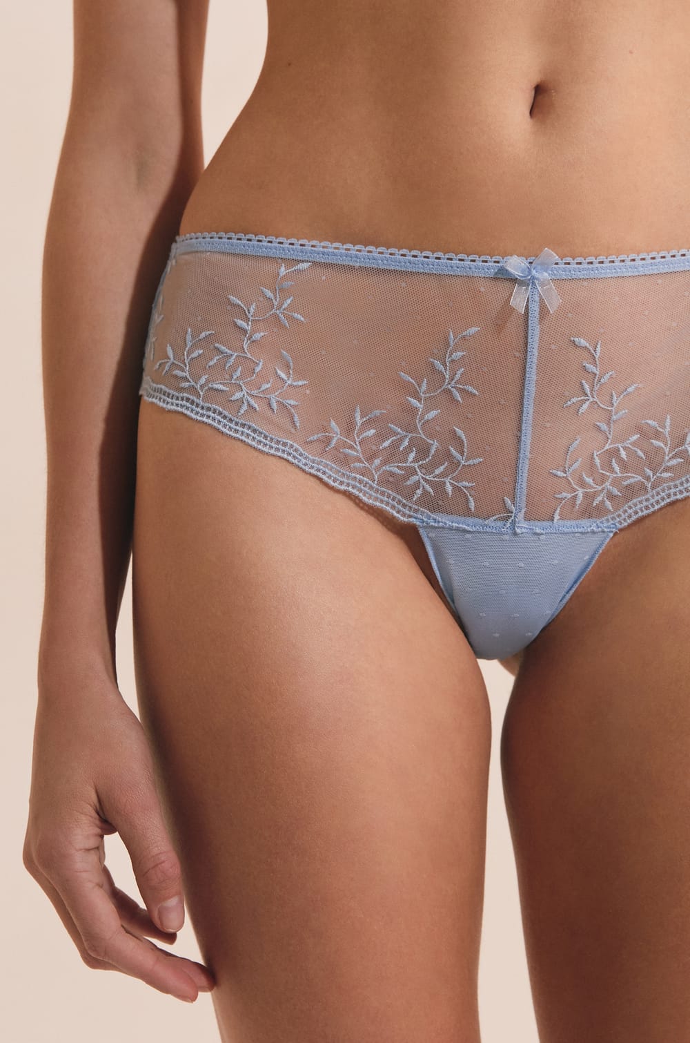 Hipster avec broderie;${refinementColor}