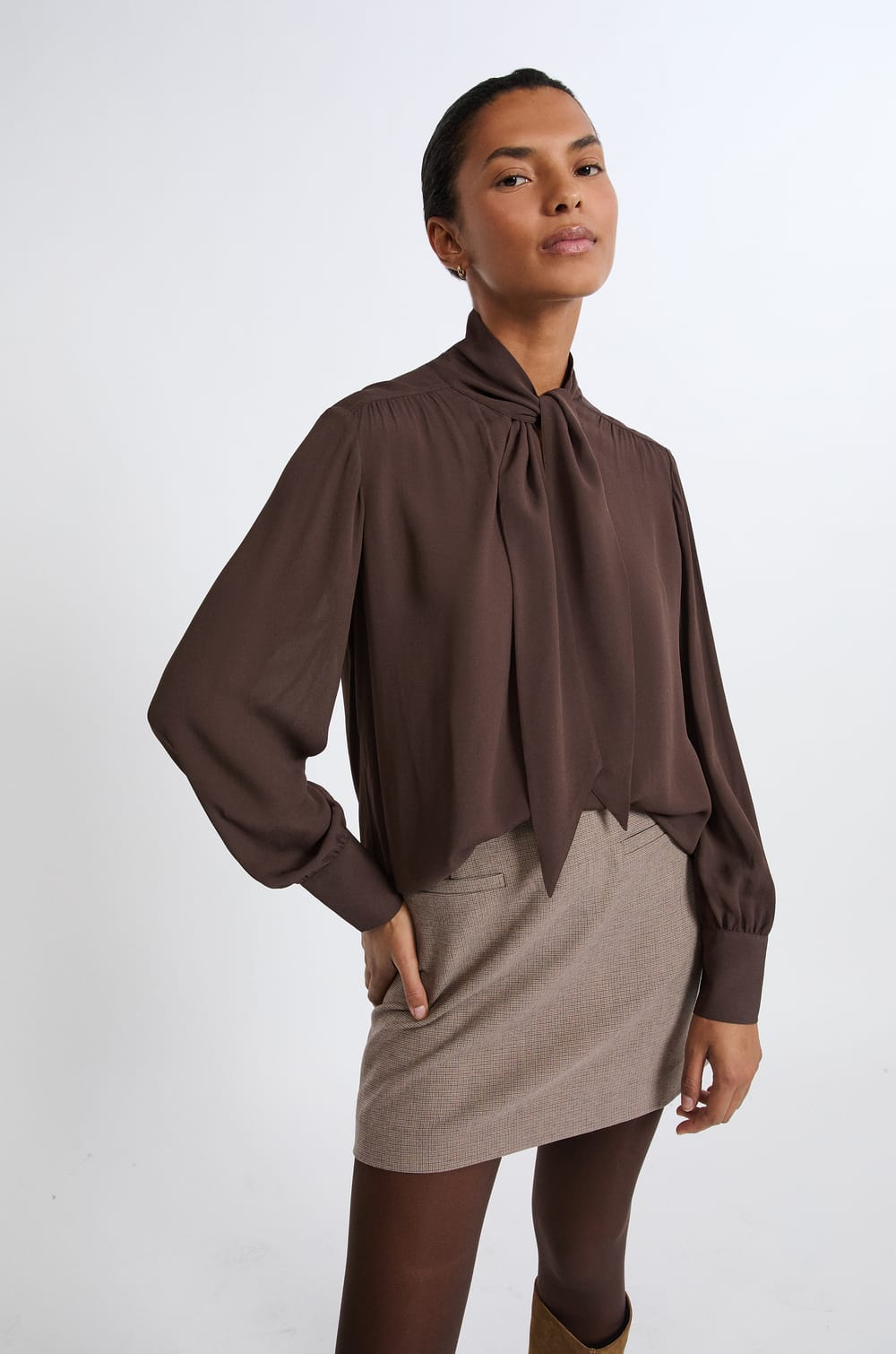 Blouse &agrave; nouer sur le devant;${refinementColor}