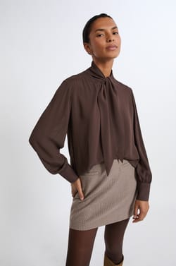 Blouse &agrave; nouer sur le devant;${refinementColor}