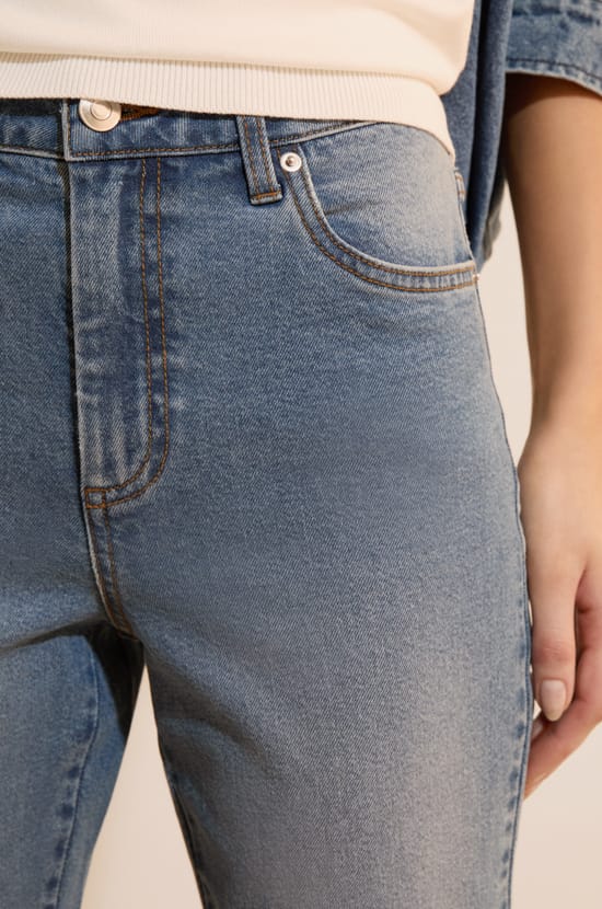 Slim Cut Jeans;${refinementColor}