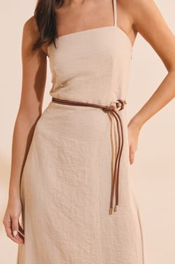 Robe longue &agrave; fines bretelles;${refinementColor}