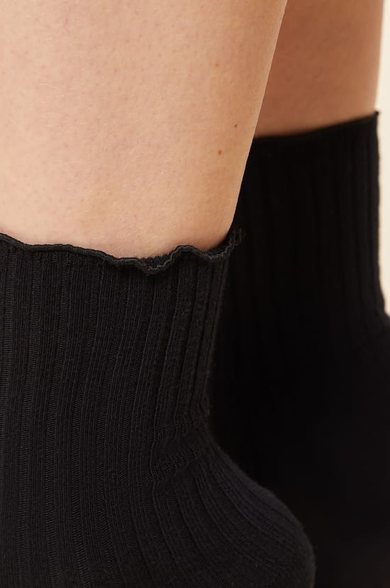 Chaussettes mode unies &agrave; volants;${refinementColor}