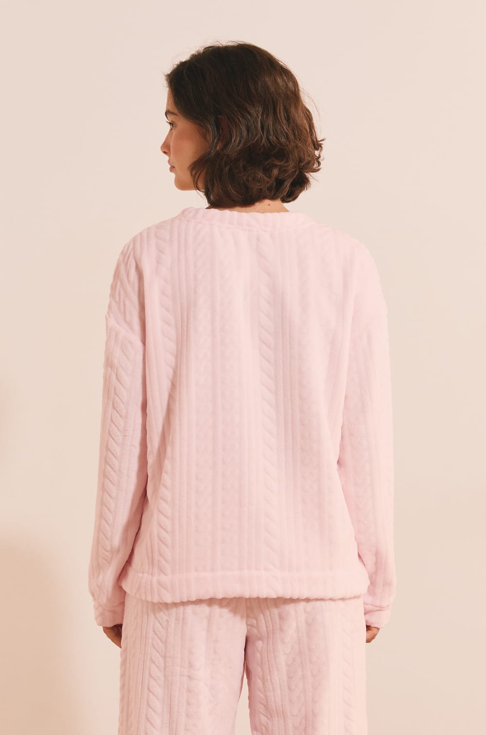 Pull col rond avec motifs tress&eacute;s;${refinementColor}