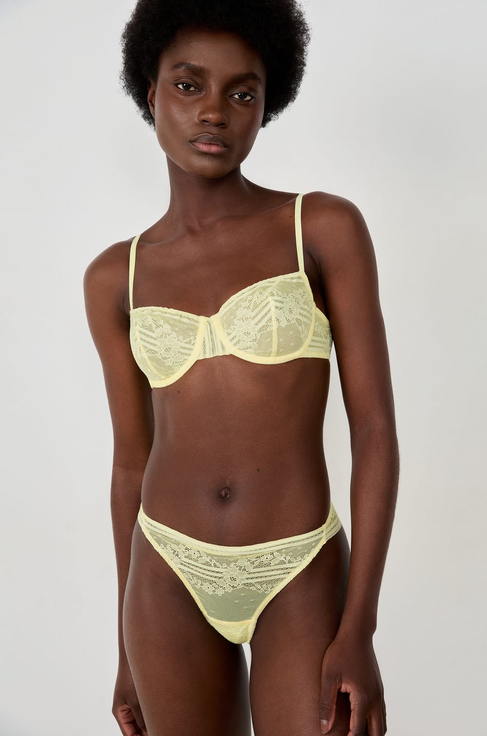 Tanga en dentelle;${refinementColor}
