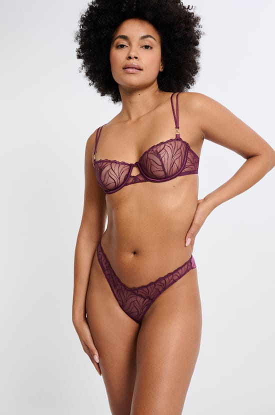 Tanga mit floraler Stickerei;${refinementColor}