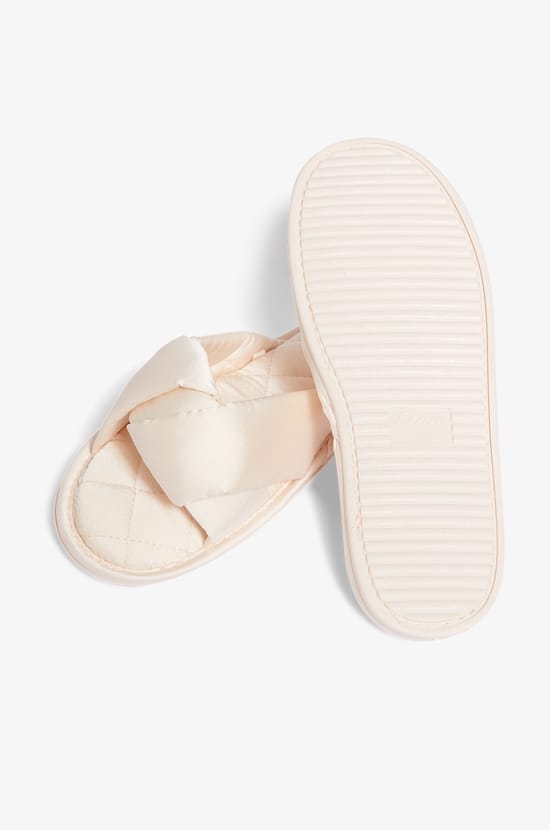 Flip-Flop Slippers;${refinementColor}