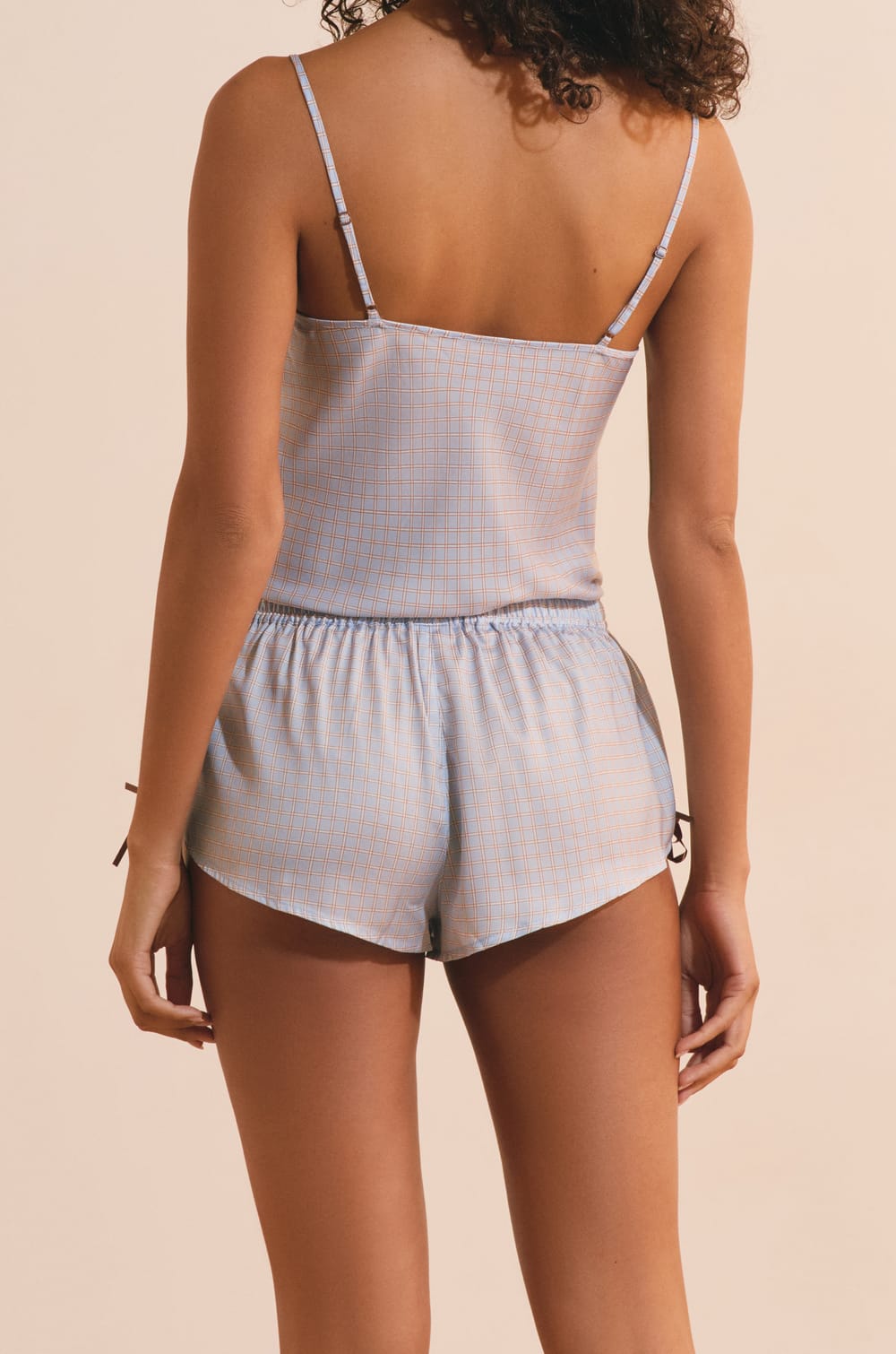 Short satin&eacute; &agrave; carreaux avec d&eacute;tails en dentelle;${refinementColor}