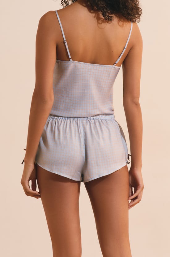 Short satin&eacute; &agrave; carreaux avec d&eacute;tails en dentelle;${refinementColor}