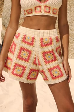 Short en crochet &agrave; motifs ;${refinementColor}