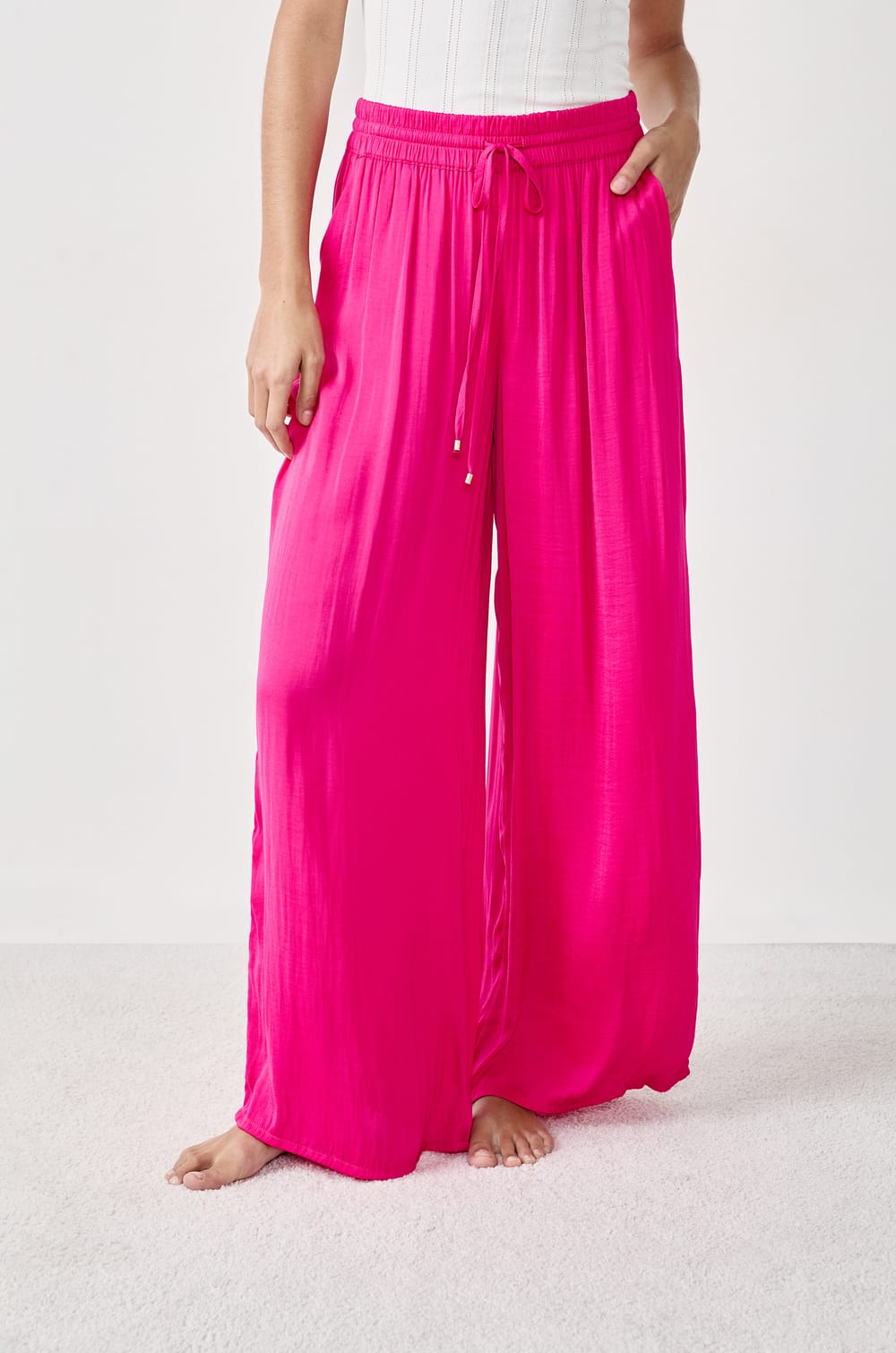 Pantalon satiné coupe large;${refinementColor}