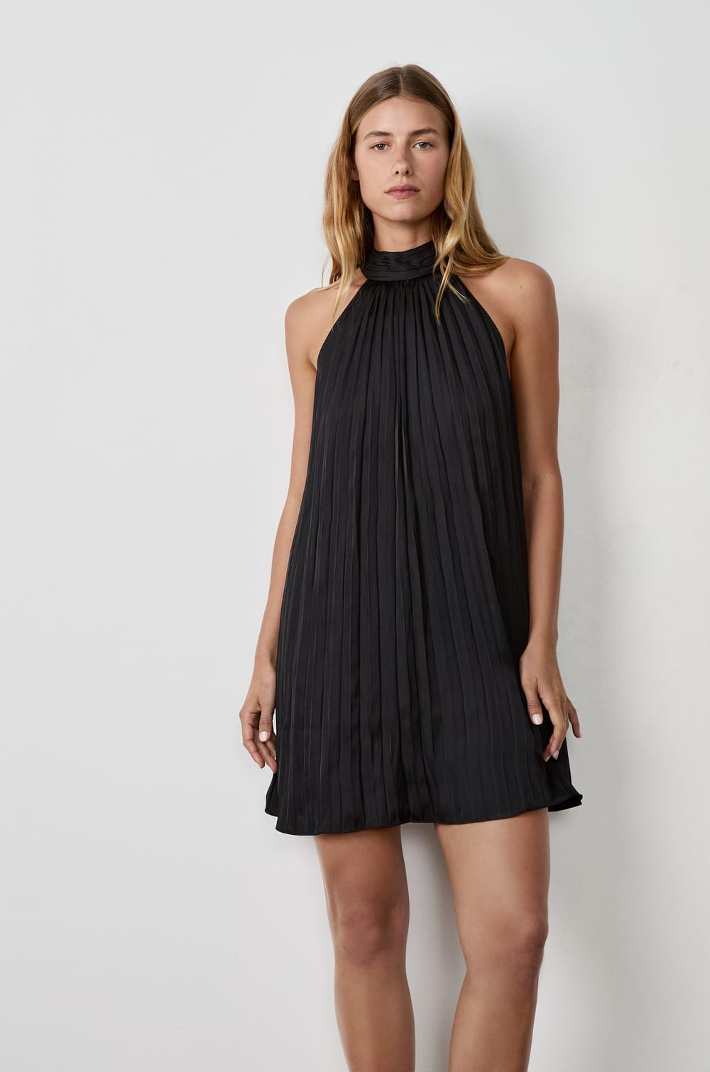 Short halterneck dress;${refinementColor}