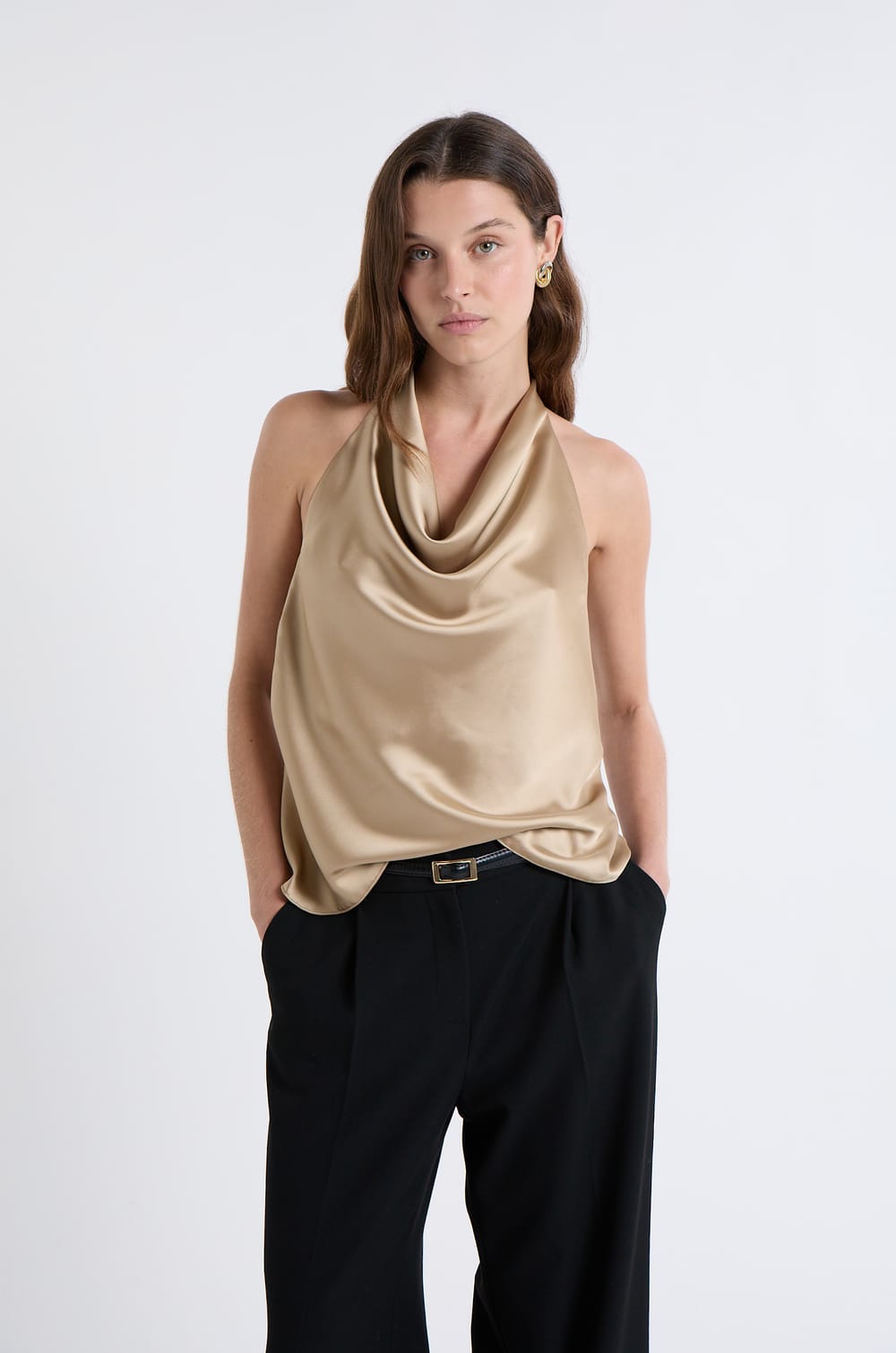 Top sans manches satiné avec col bénitier;${refinementColor}