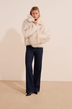 Manteau court en fausse fourrure;${refinementColor}
