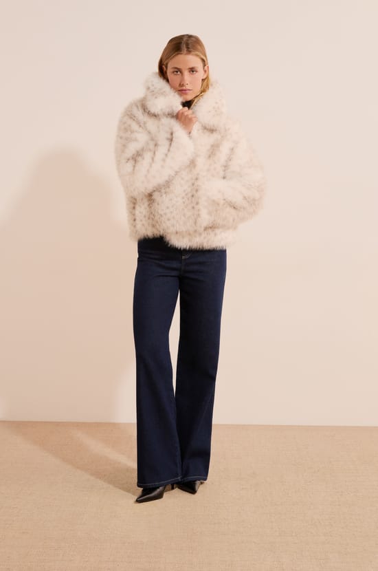 Manteau court en fausse fourrure;${refinementColor}