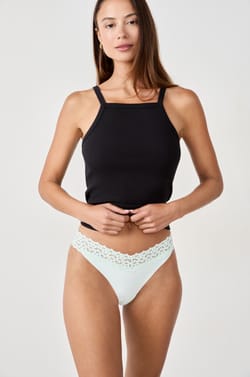 Tanga V-shape en microfibre et dentelle;${refinementColor}