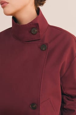 Trench court &agrave; col montant avec coton;${refinementColor}
