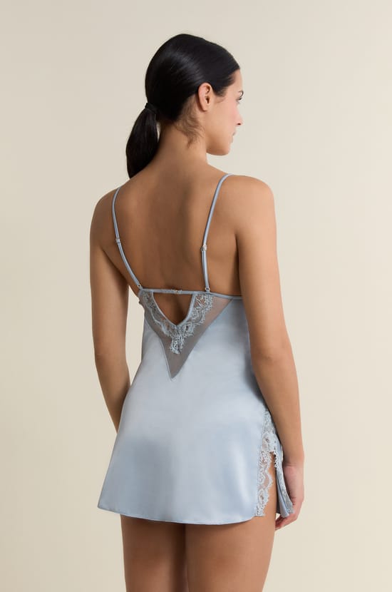 Nuisette en satin avec d&eacute;tails lac&eacute;s et dentelle;${refinementColor}