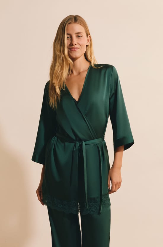D&eacute;shabill&eacute; satin&eacute; avec d&eacute;tails dentelle;${refinementColor}