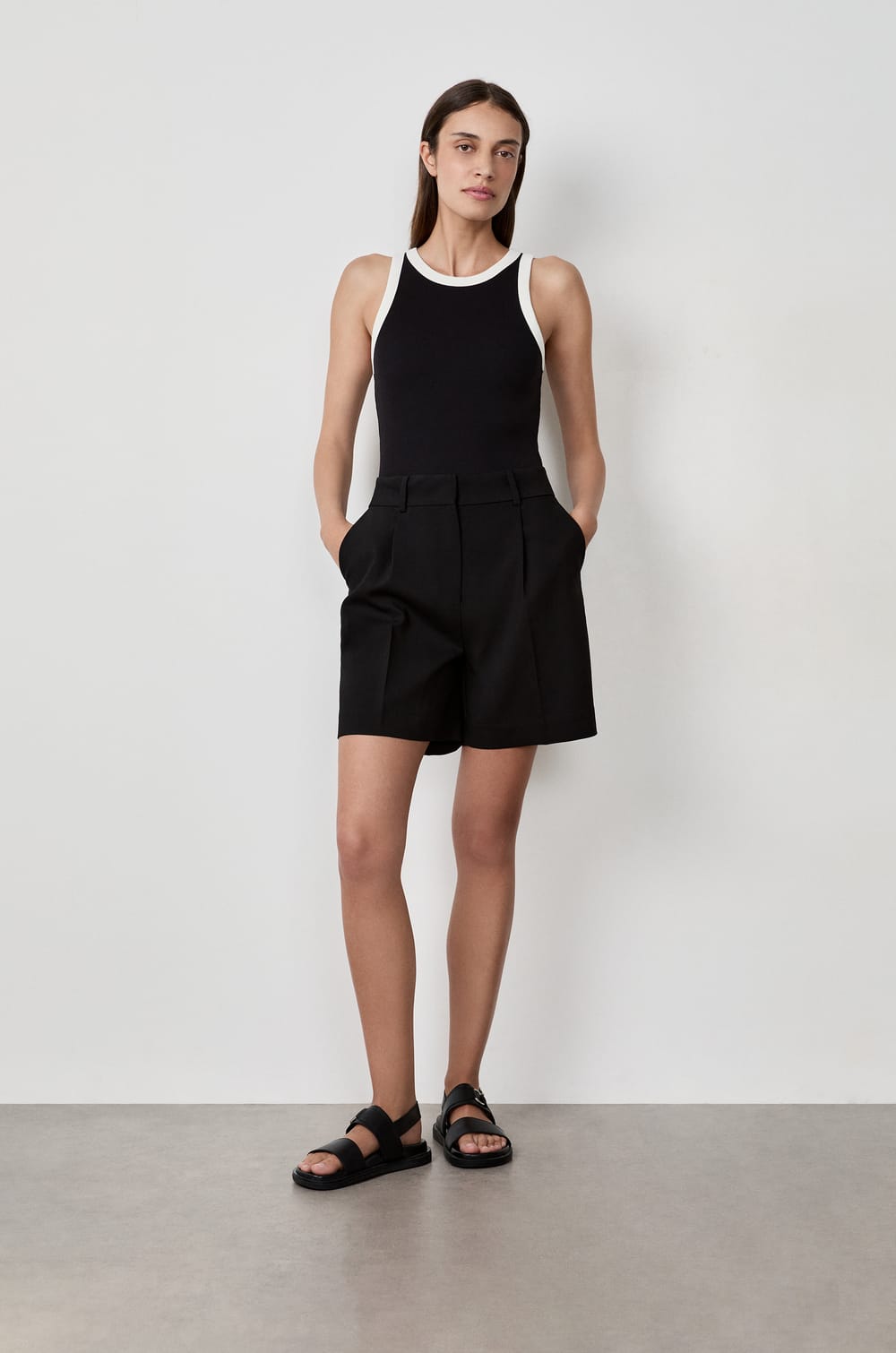 Camiseta de tirantes con detalle bicolor en la espalda;${refinementColor}