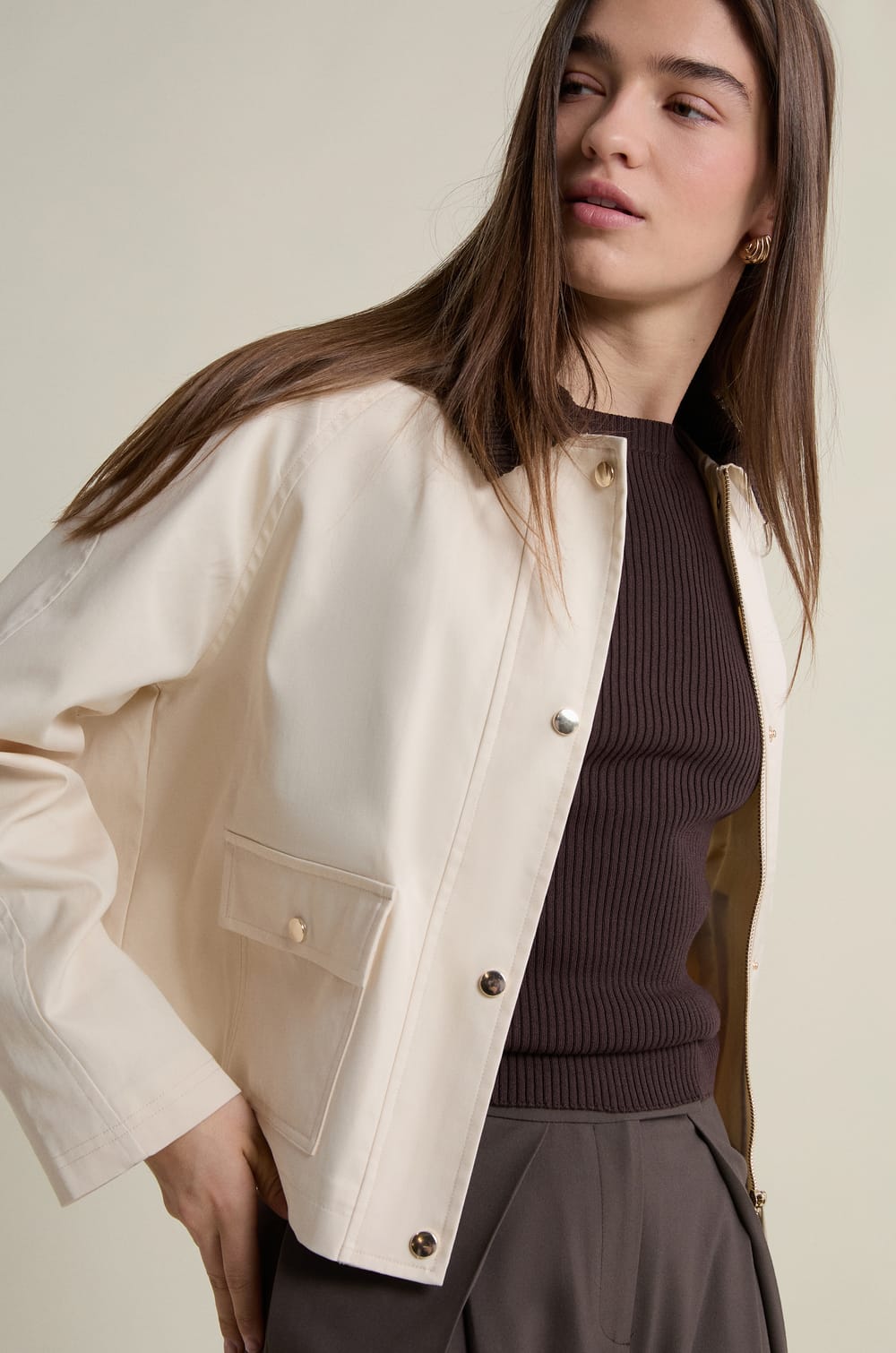 Chaqueta corta con cuello de terciopelo;${refinementColor}