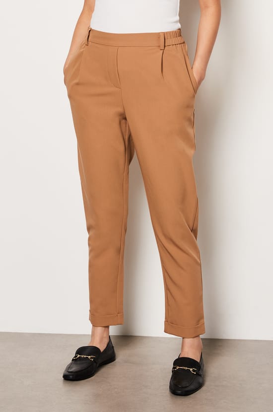 Trousers with a cigarette cut;${refinementColor}