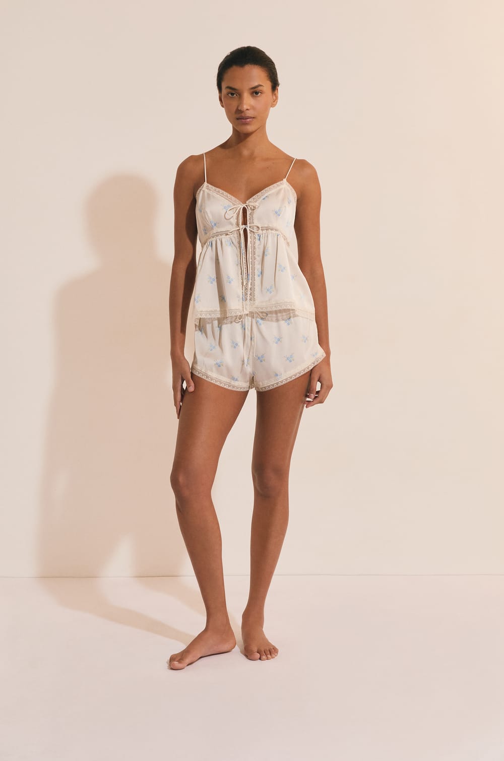 Top de pyjama satin&eacute; &agrave; n&oelig;uds;${refinementColor}