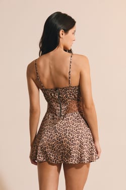 Robe satin&eacute;e avec charm;${refinementColor}