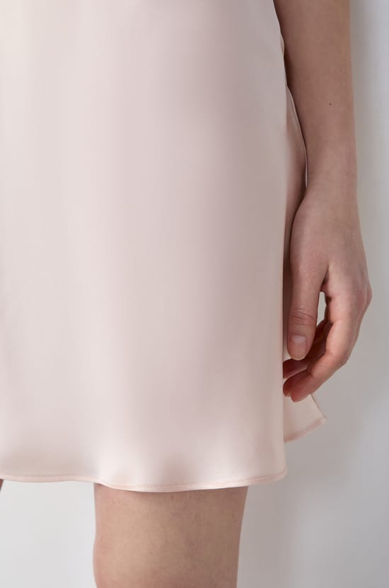 Camis&oacute;n corto de sat&eacute;n con escote de encaje;${refinementColor}