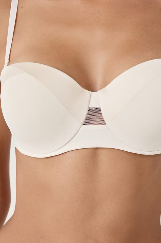 Strapless bra with lightly lined cups and removable straps;${refinementColor}