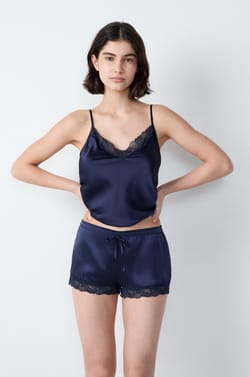 Short de pyjama en soie détail dentelle;${refinementColor}