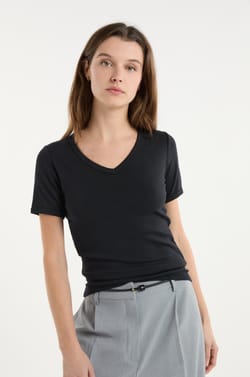 Camiseta con cuello en V y algod&oacute;n modal;${refinementColor}