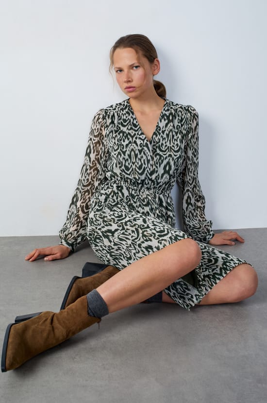 Robe fluide longue imprimée effet lamé;${refinementColor}