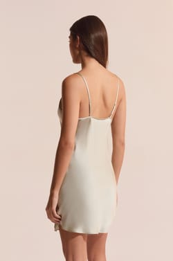 Nuisette courte en soie d&eacute;tails dentelle;${refinementColor}