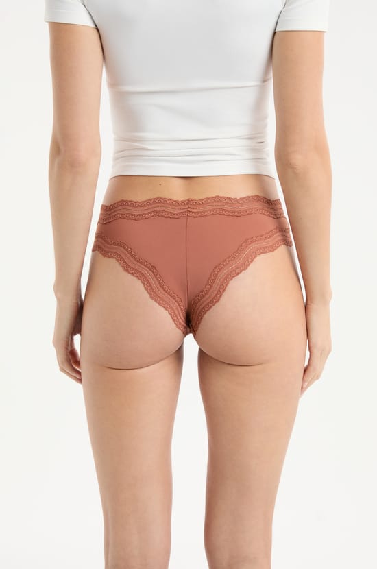 Tanga &agrave; bords dentelle en microfibre;${refinementColor}