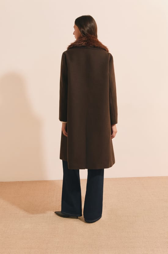 Manteau long avec col en fausse fourrure;${refinementColor}