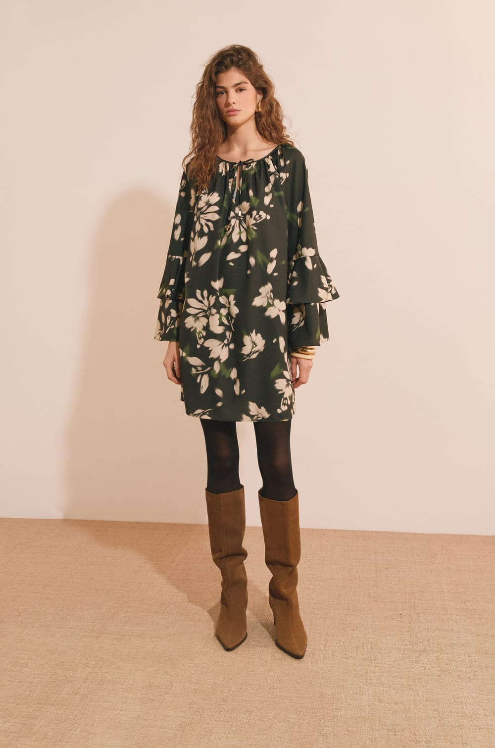 Robe courte &agrave; motif floral;${refinementColor}