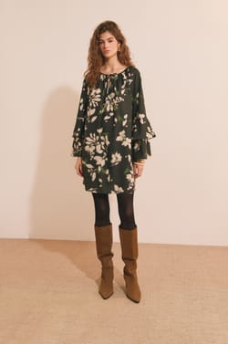 Robe courte &agrave; motif floral;${refinementColor}