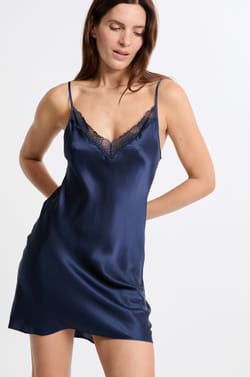 Nuisette en soie détails dentelle;${refinementColor}