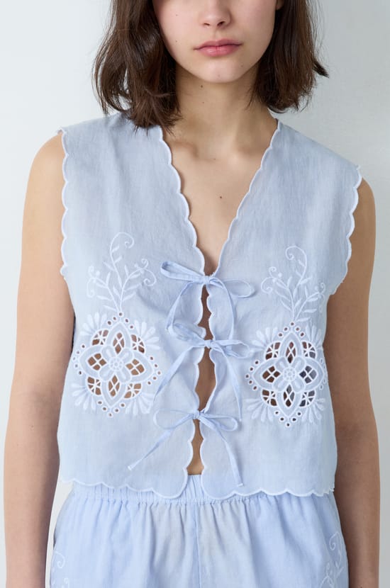 Top en coton brodé à nœuds;${refinementColor}