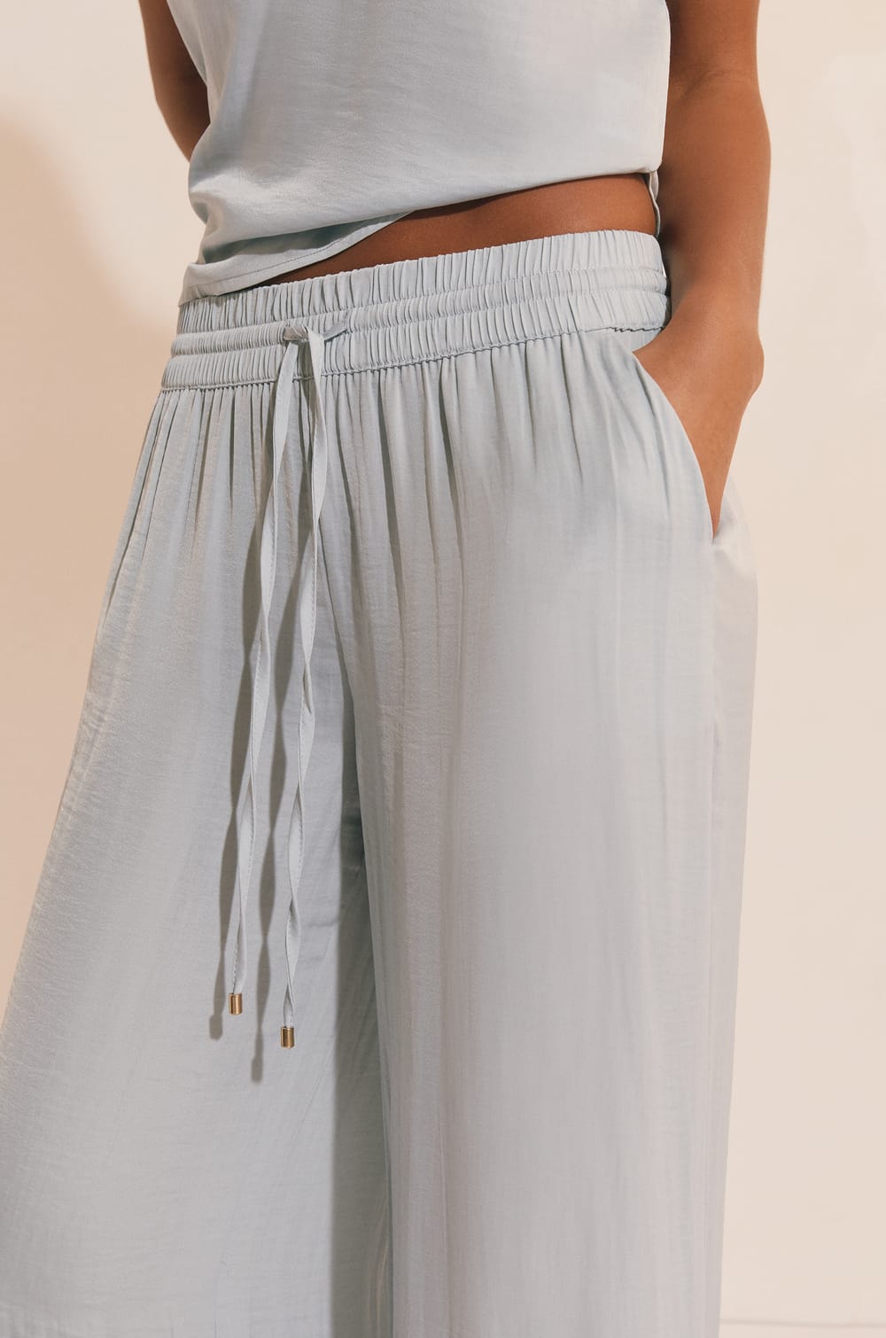 Pantalon satin&eacute; coupe large;${refinementColor}