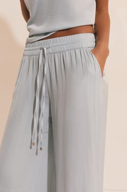 Pantalon satin&eacute; coupe large;${refinementColor}