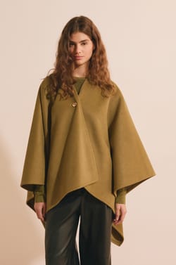 Chaqueta cape fluida;${refinementColor}