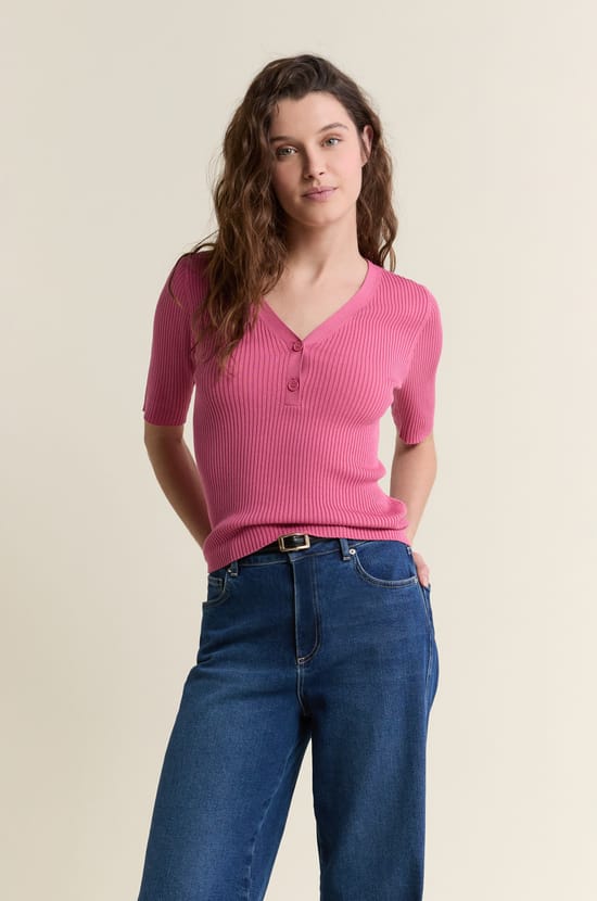 Pull col V manches courtes c&ocirc;tel&eacute;;${refinementColor}