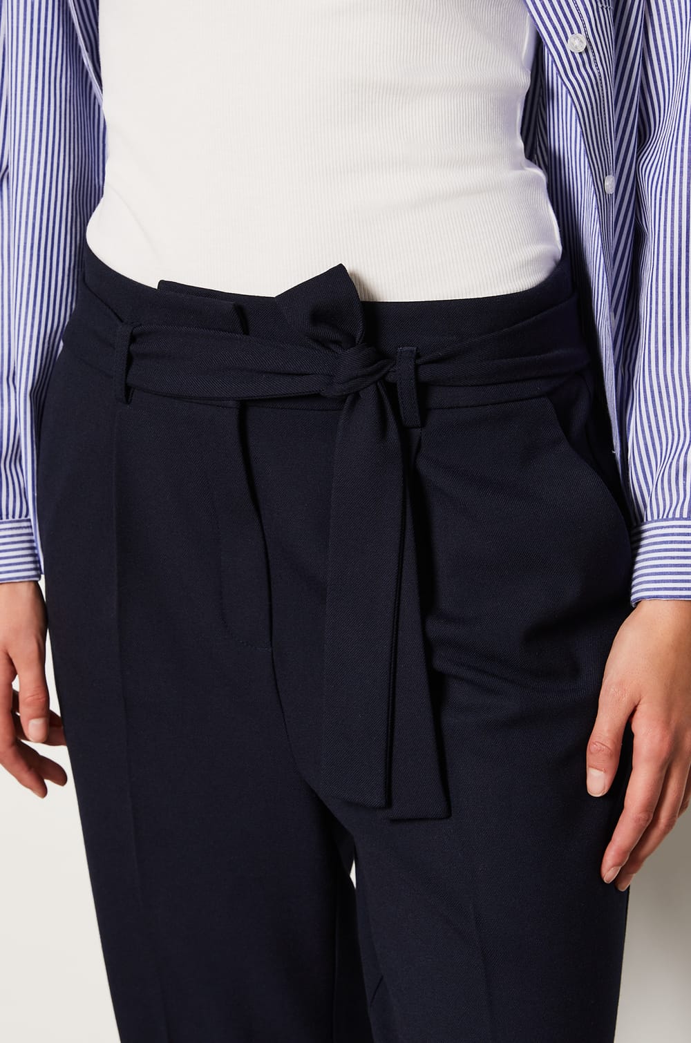Pantalón corte zanahoria;${refinementColor}