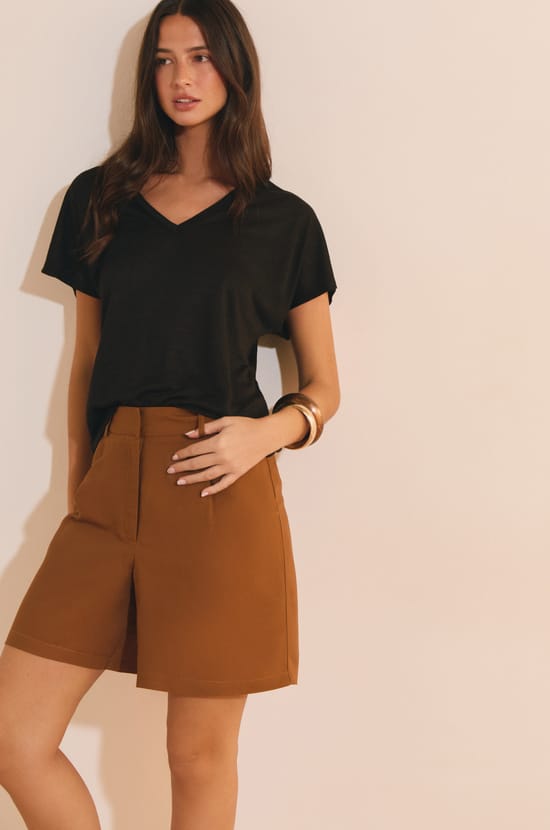 T-shirt large avec col V;${refinementColor}