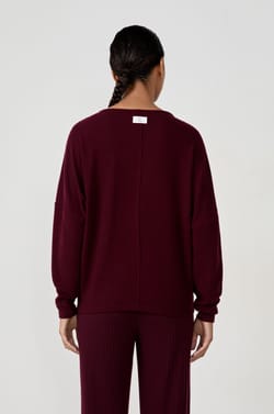 Su&eacute;ter cuello en V;${refinementColor}