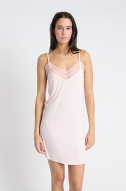Camisón escotado de encaje;${refinementColor}
