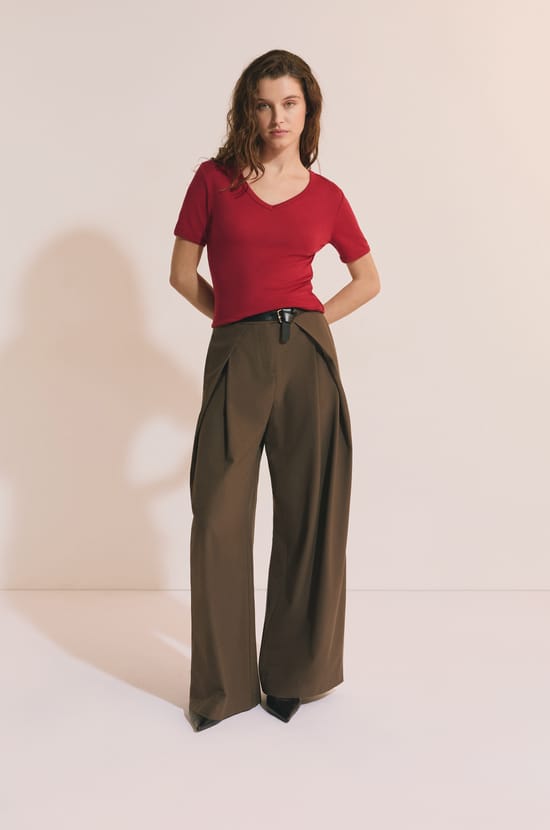 T-shirt &agrave; col V avec coton modal;${refinementColor}