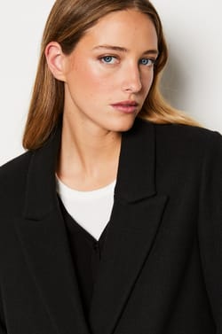 Long buttoned coat with wool;${refinementColor}