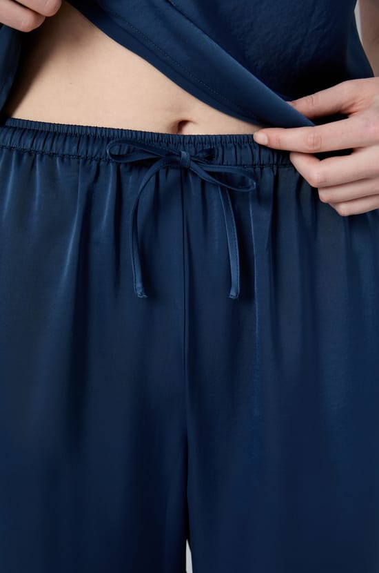 Pantalon de pyjama satiné coupe carotte;${refinementColor}